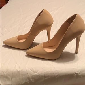 Nude pumps